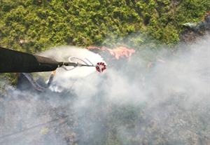 Helikopter löschen die Flammen aus der Luft (Bild: BOS Stiftung)