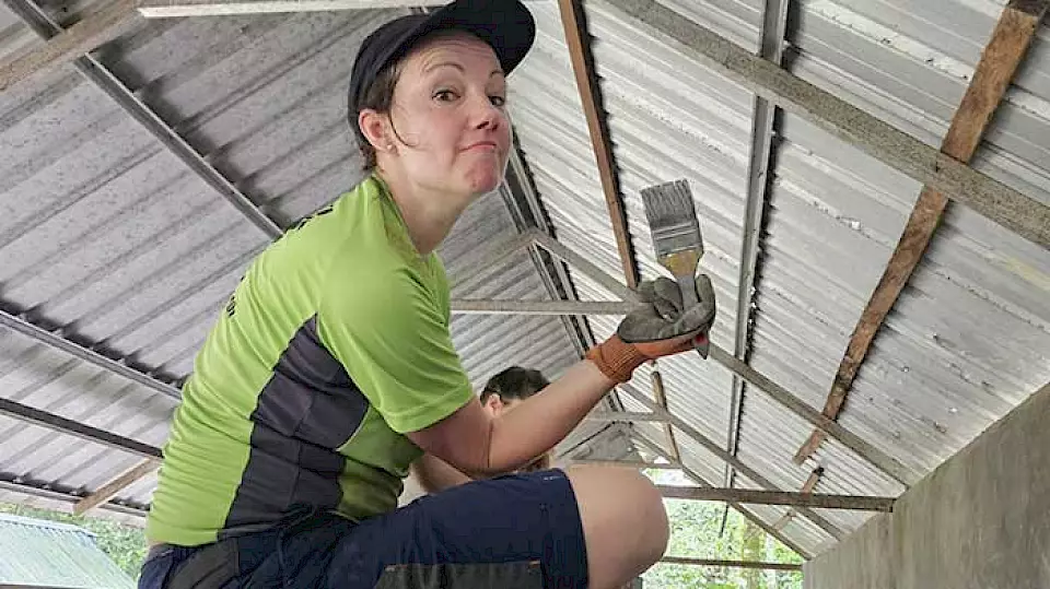 "Volontärin in der BOS-Rettungsstation" - Im Rahmen der Kampagne One Tree One Life forstet BOS Schweiz mit Freiwilligen auf Borneo Wald auf.