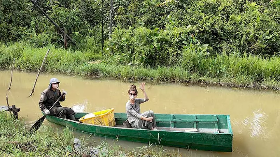"Volontärin auf einem Boot" - Die Freiwilligen helfen in den BOS-Rettungsstationen bei der Instandhaltung der Infrastruktur.