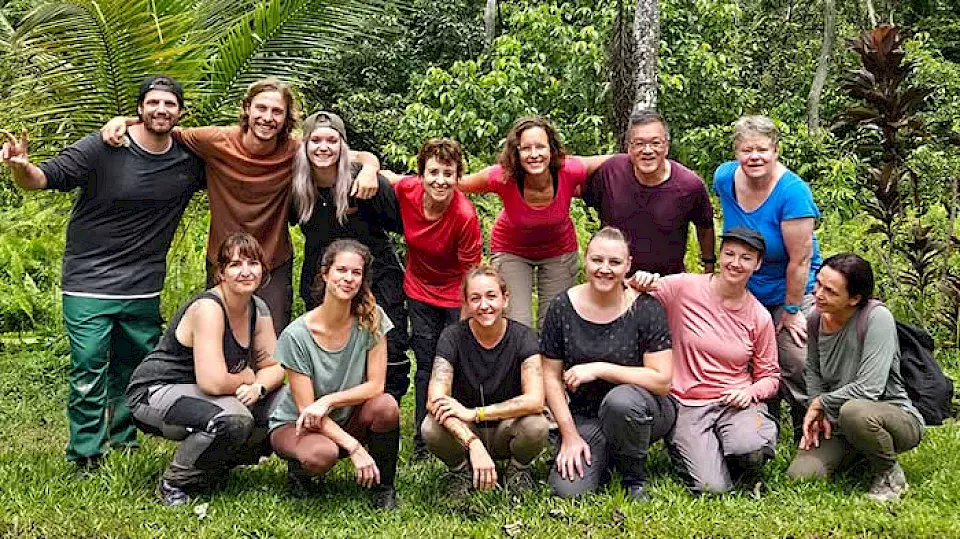 "Freiwilligen-Gruppe auf Borneo" - Im Rahmen eines Freiwilligeneinsatzes können Volontärinnen und Volontäre in den BOS-Rettungsstationen mithelfen.
