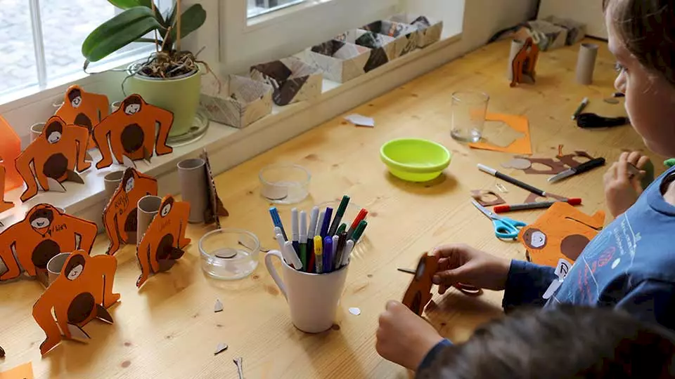 "Orang-Utan-Bastelarbeit" - Symbolisiert die BOS-Kinderworkshops, die BOS Schweiz zur Förderung der Umweltbildung in der Schweiz durchführt.